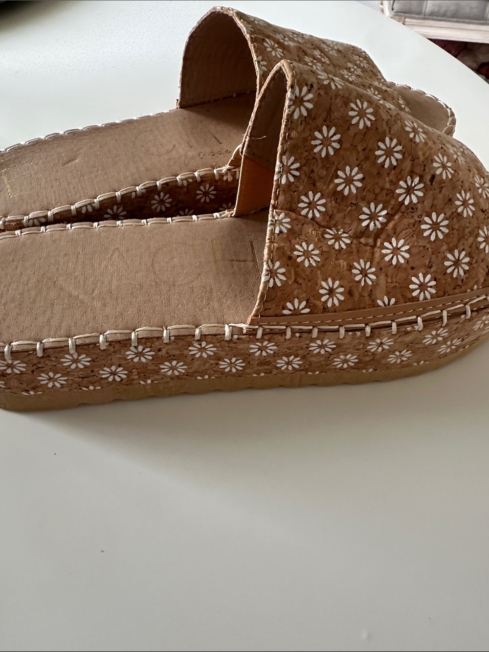 Beach by Matisse Daisy Floral Cork Platform Slide
Sandals Tan White Summer - Picture 4 of 4